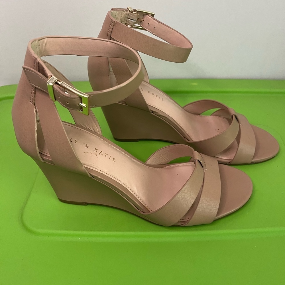 Kelly & Katie (Kk-Heister) Women's Tan Wedge Sandals